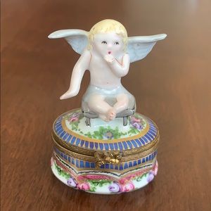 Kissing Cherub Limoges Box